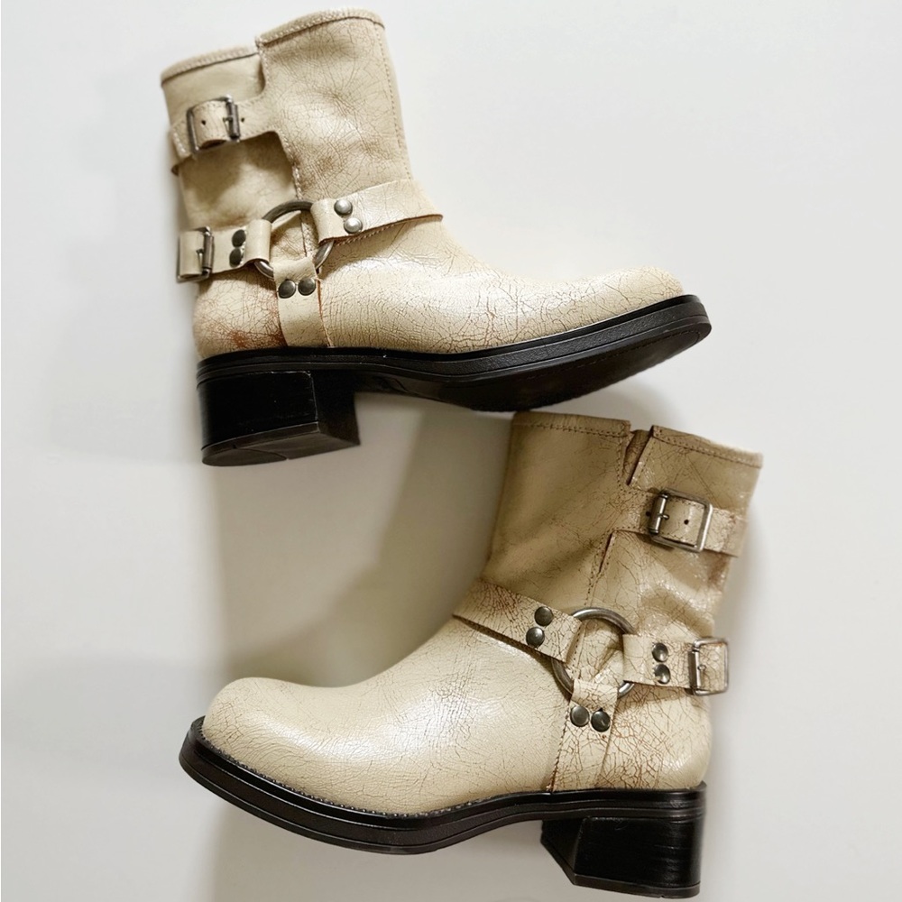 NWOT Steve Madden Brixton motorcycle boots, cream crackle leather size 6